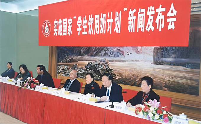 “學(xué)生奶”大課間征訂與食堂供餐 雙輪驅(qū)動(dòng)為學(xué)生校園營養(yǎng)保駕護(hù)航